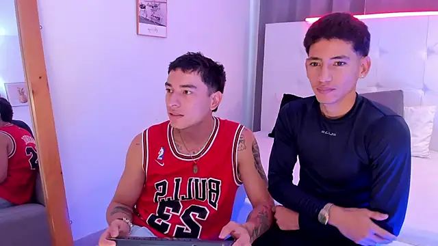 Snapshot of Alejo-and-Thiago chatting on May 14, 2026, 12:35 pm Alejo-and-Thiago online show from May 14, 2026, 12:35 pm