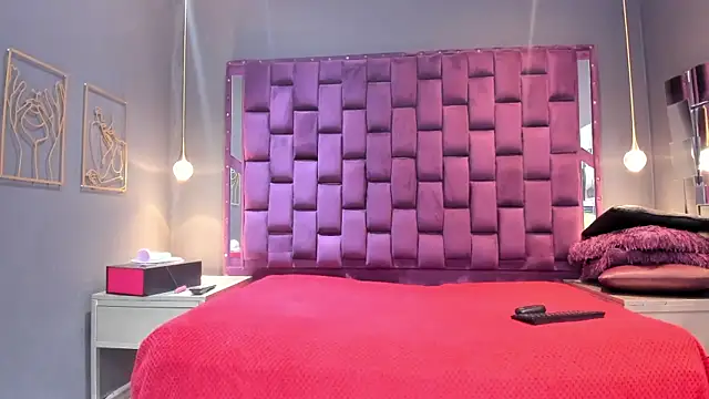 AlesiaLara online show from June 25, 2026, 7:08 pm