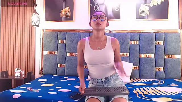 Mia konor06 online show from May 15, 2026, 10:57 am