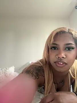LoloBabe online show from May 13, 2026, 11:23 pm