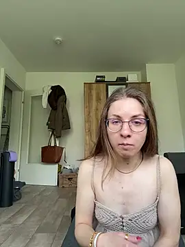 SweetLuna96 online show from May 4, 2026, 1:14 pm