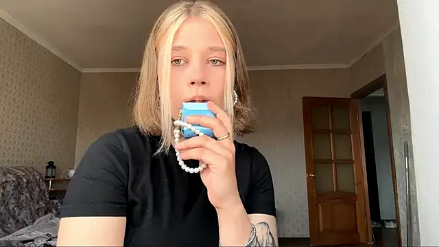 HildeConery online show from May 3, 2026, 9:03 am