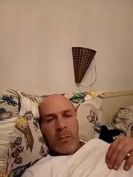 Iulian198128 online show from May 1, 2026, 7:52 pm