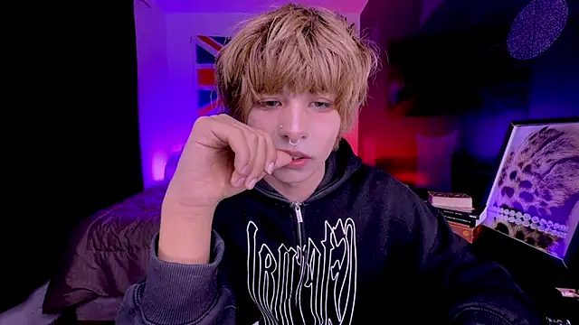 Aronn 44 online show from June 16, 2026, 1:38 am