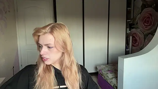 ScarlettRosy online show from May 16, 2026, 3:05 am
