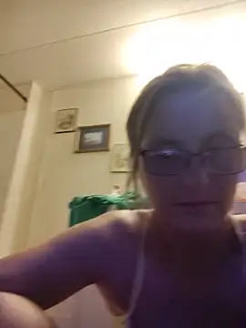 Snapshot of Queenle91 chatting on June 10, 2026, 4:24 am Queenle91 online show from June 10, 2026, 4:24 am