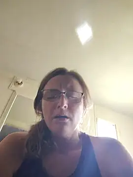 Snapshot of Queenle91 chatting on June 20, 2026, 6:24 pm Queenle91 online show from June 20, 2026, 6:24 pm
