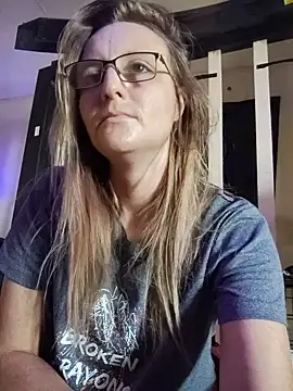 Snapshot of Queenle91 chatting on June 21, 2026, 8:14 pm Queenle91 online show from June 21, 2026, 8:14 pm