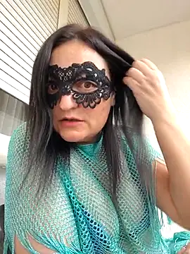 LunaMoonlira online show from May 7, 2026, 4:21 pm