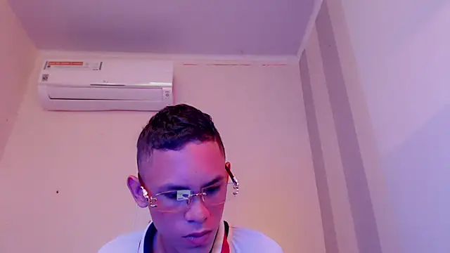 Snapshot of sombra_18 chatting on August 3, 2026, 11:20 pm sombra 18 online show from August 3, 2026, 11:20 pm
