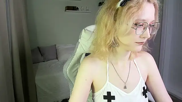 Snapshot of LunaTerry chatting on July 18, 2026, 7:17 am LunaTerry online show from July 18, 2026, 7:17 am