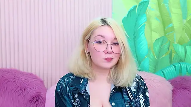 Snapshot of Cassey_Well chatting on May 10, 2026, 4:20 pm Cassey Well online show from May 10, 2026, 4:20 pm