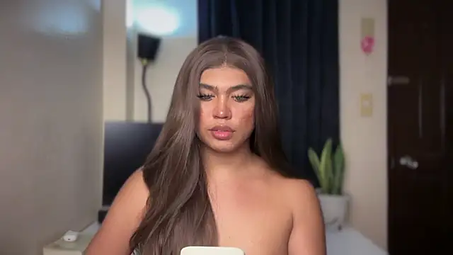 OliviaLuxee online show from May 5, 2026, 6:55 pm
