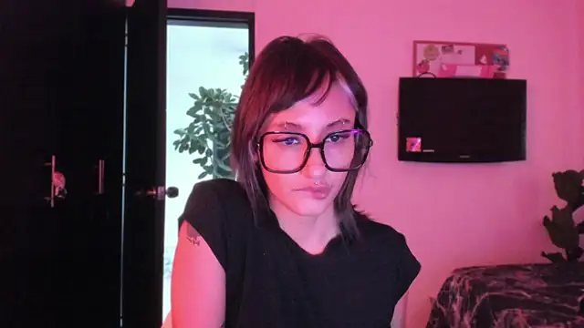 Snapshot of vandalovee_ chatting on May 18, 2026, 10:47 pm vandalovee online show from May 18, 2026, 10:47 pm