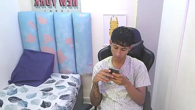 Snapshot of liam_play chatting on June 2, 2026, 3:06 am liam play online show from June 2, 2026, 3:06 am
