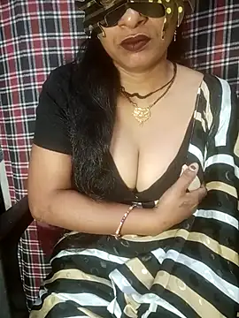 Snapshot of Juli_80 chatting on May 28, 2026, 4:24 pm Juli 80 online show from May 28, 2026, 4:24 pm