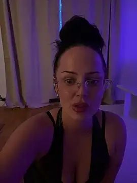 Snapshot of molotovmami chatting on June 10, 2026, 8:32 pm molotovmami online show from June 10, 2026, 8:32 pm