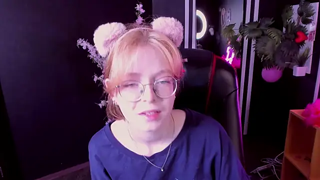 Snapshot of FoxxyyPolly chatting on May 23, 2026, 6:01 am FoxxyyPolly online show from May 23, 2026, 6:01 am