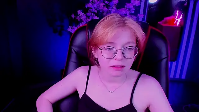 Snapshot of FoxxyyPolly chatting on May 19, 2026, 10:55 am FoxxyyPolly online show from May 19, 2026, 10:55 am