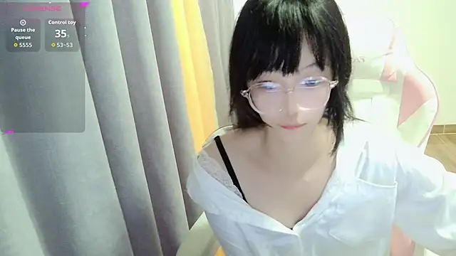 Ooo-Lola online show from May 7, 2026, 11:52 pm