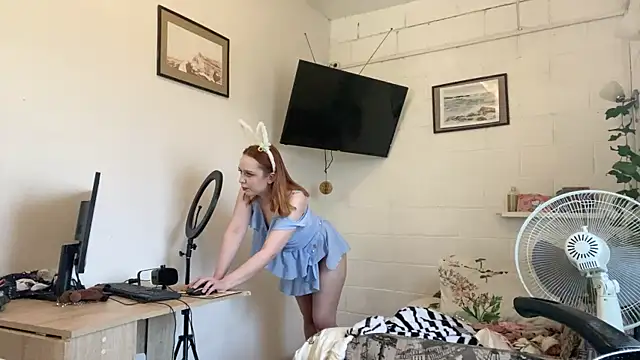 Snapshot of Amber__Fox chatting on June 20, 2026, 12:10 pm Amber Fox online show from June 20, 2026, 12:10 pm