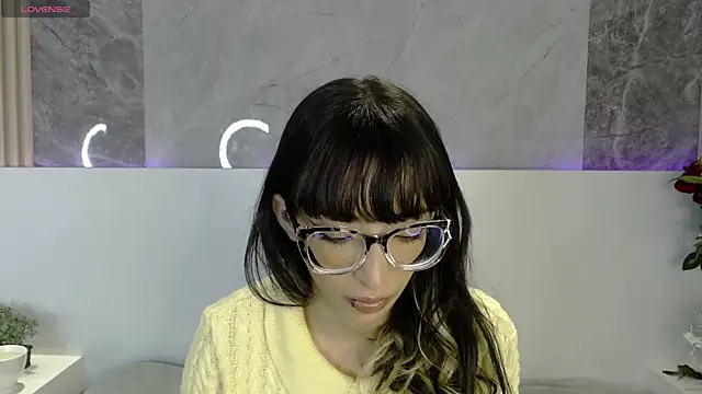 EmiliaBell  online show from June 3, 2026, 12:28 pm