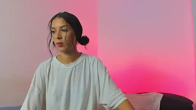 Snapshot of Elagrace_ chatting on July 1, 2026, 4:29 pm Elagrace online show from July 1, 2026, 4:29 pm