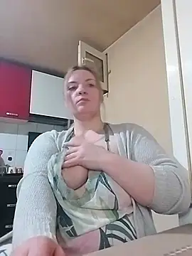 Snapshot of DiamondMia11 chatting on May 8, 2026, 10:24 pm DiamondMia11 online show from May 8, 2026, 10:24 pm