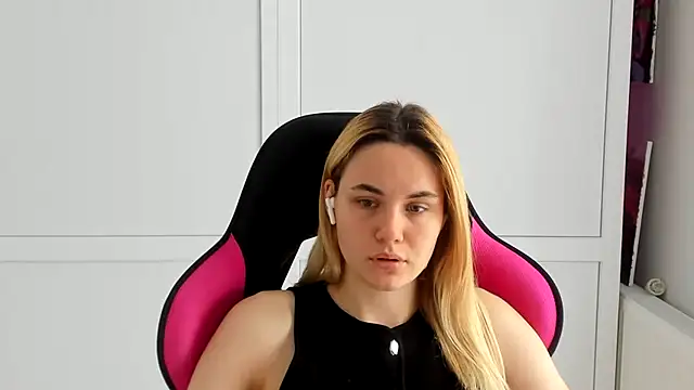 Emma starrs  online show from June 11, 2026, 12:35 pm