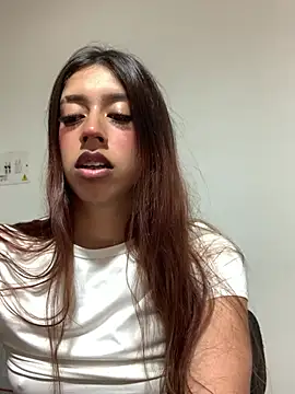 Snapshot of SarahFox- chatting on May 21, 2026, 8:39 pm SarahFox- online show from May 21, 2026, 8:39 pm
