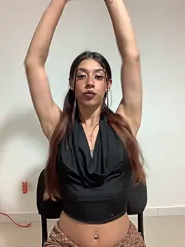 Snapshot of SarahFox- chatting on May 22, 2026, 8:18 pm SarahFox- online show from May 22, 2026, 8:18 pm