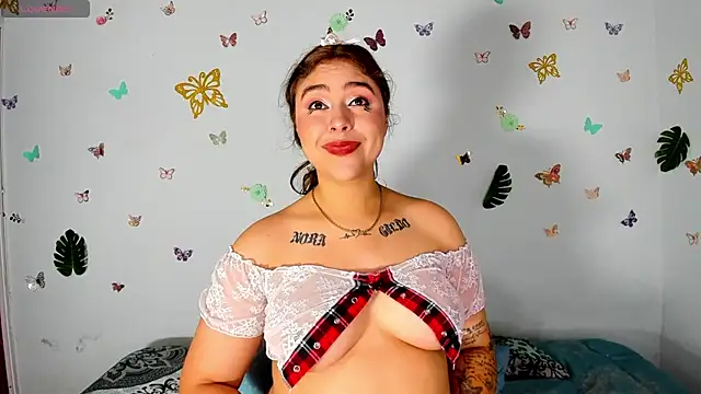 charlotterosse01 online show from May 18, 2026, 12:33 am