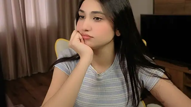 honeylanaa online show from May 15, 2026, 4:32 am