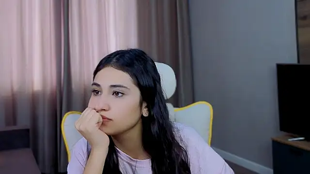 honeylanaa online show from May 24, 2026, 4:23 am