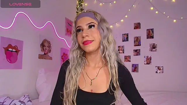 cinniaa  online show from May 23, 2026, 4:17 pm