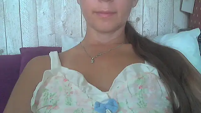Snapshot of Bella--White chatting on June 29, 2026, 6:20 am Bella--White online show from June 29, 2026, 6:20 am