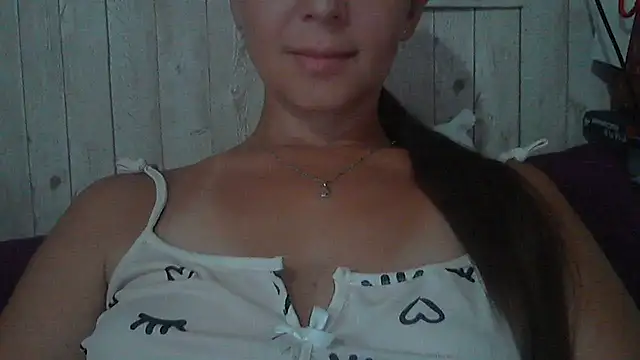 Snapshot of Bella--White chatting on July 15, 2026, 2:02 pm Bella--White online show from July 15, 2026, 2:02 pm