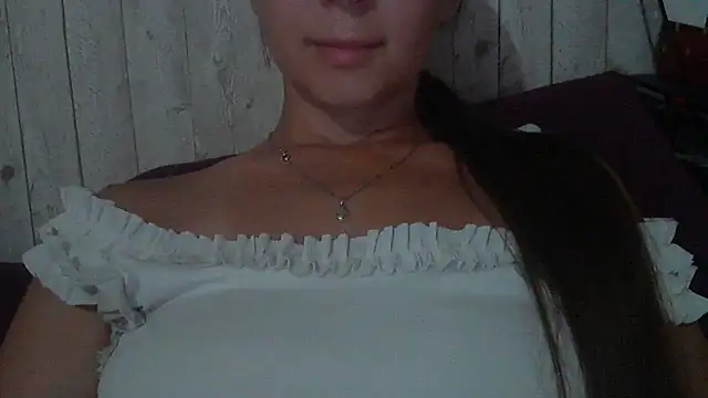 Snapshot of Bella--White chatting on July 9, 2026, 2:49 pm Bella--White online show from July 9, 2026, 2:49 pm
