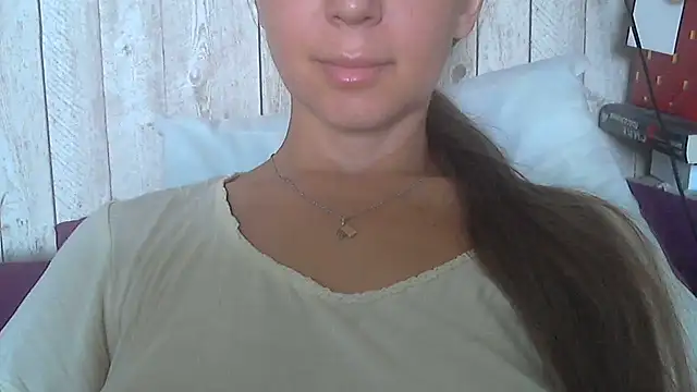 Snapshot of Bella--White chatting on July 8, 2026, 6:03 am Bella--White online show from July 8, 2026, 6:03 am