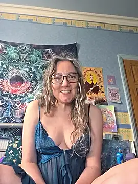 Izzylove47 online show from May 18, 2026, 11:48 am