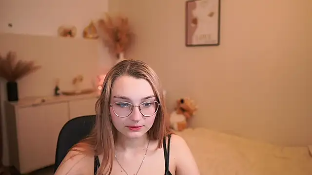 Snapshot of Sophielux18 chatting on May 21, 2026, 1:19 pm Sophielux18 online show from May 21, 2026, 1:19 pm