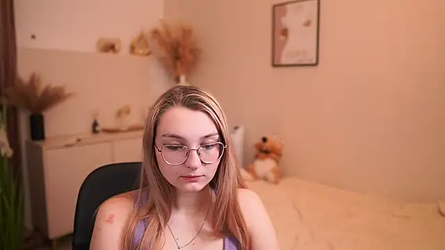 Snapshot of Sophielux18 chatting on May 20, 2026, 1:19 pm Sophielux18 online show from May 20, 2026, 1:19 pm