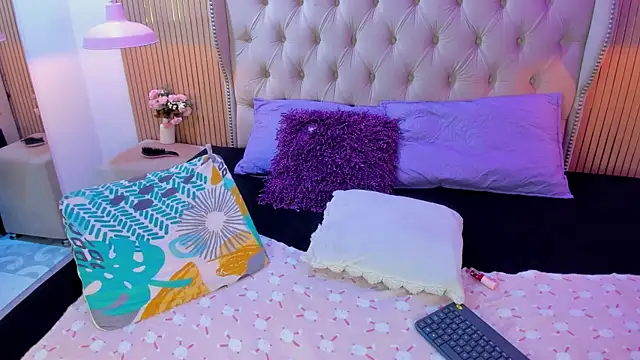 Violetaruizz online show from May 19, 2026, 2:24 pm
