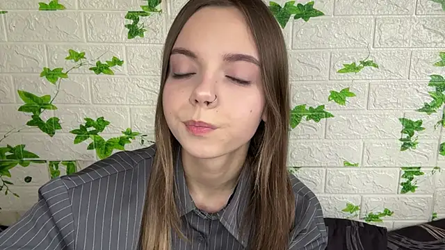 LisaPorse online show from June 3, 2026, 2:33 pm