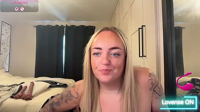 CurvyWetWife online show from June 14, 2026, 11:33 am