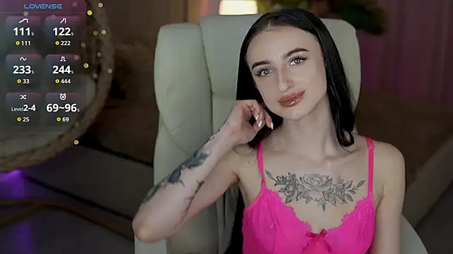 Snapshot of EmilyyMoon chatting on May 19, 2026, 1:18 pm EmilyyMoon online show from May 19, 2026, 1:18 pm