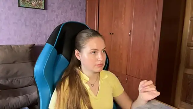 Snapshot of SilkSinner_ chatting on July 1, 2026, 11:21 am SilkSinner online show from July 1, 2026, 11:21 am