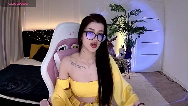 Ariella Me online show from June 12, 2026, 7:06 am