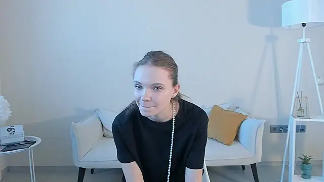 EstelleCondra online show from May 20, 2026, 5:59 am