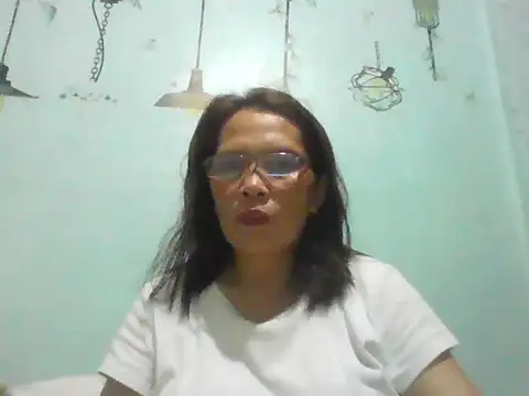 Snapshot of momshe2026 chatting on June 18, 2026, 1:16 pm momshe2026 online show from June 18, 2026, 1:16 pm